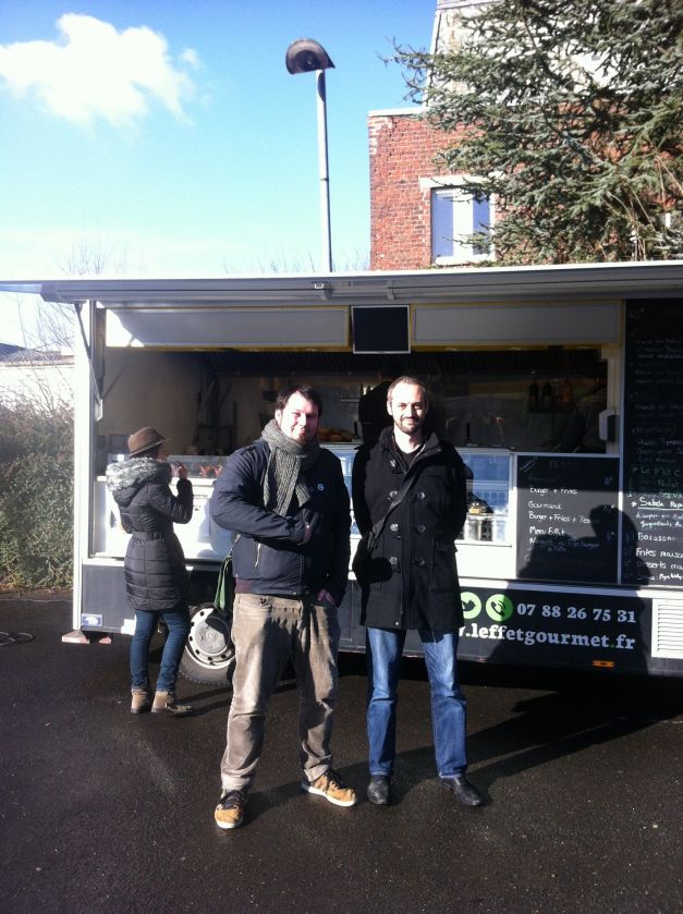 Photo devant le food truck L'Effet Gourmet !