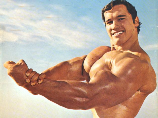 Arnold Schwarzenegger le culturiste à la plage